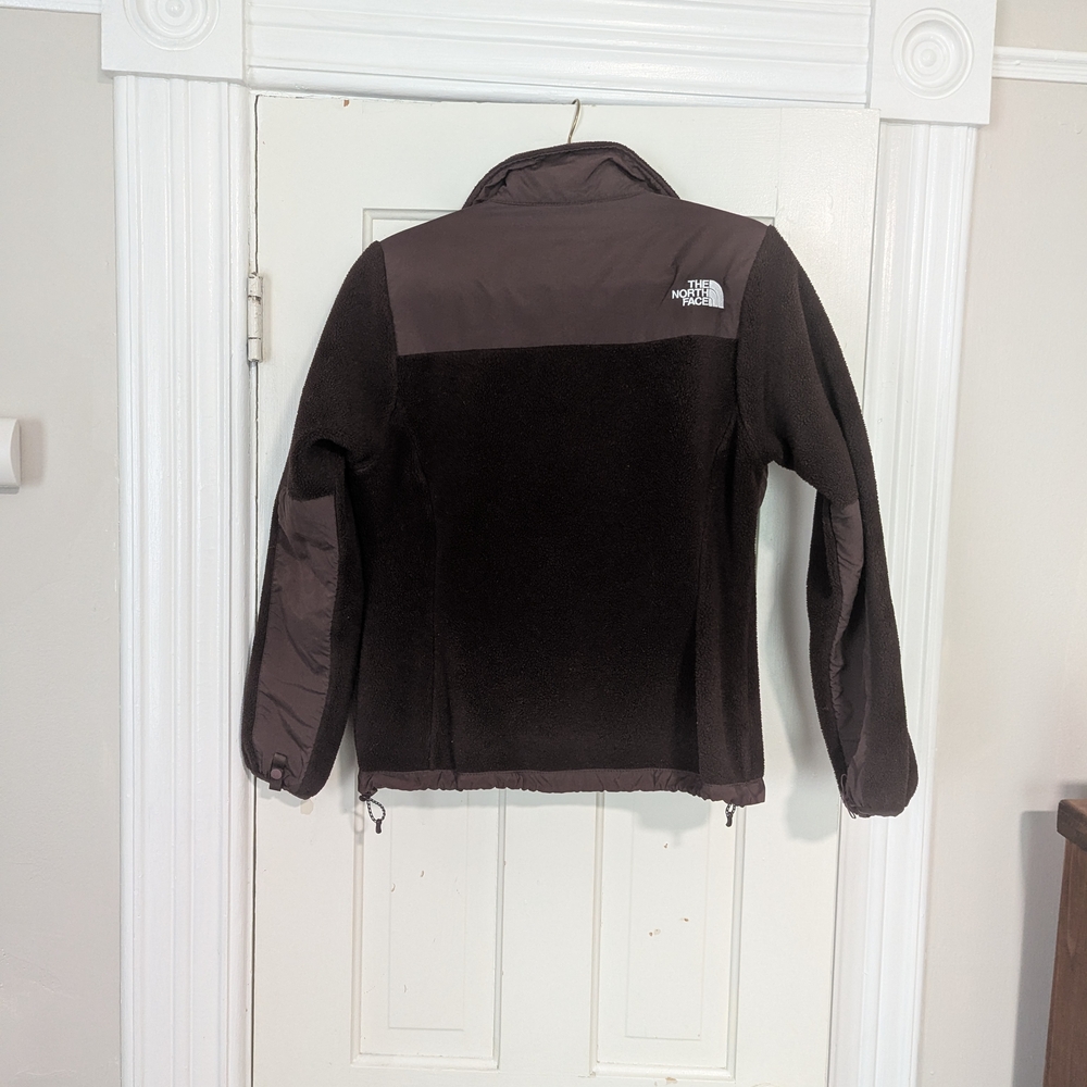 The North Face Woman’s Polartec Denali Fleece Jacket in Dark Chocolate. - Picture 4 of 4